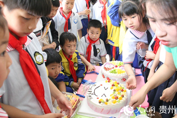 “四點半”課堂學生一起過集體生日。楊玲 攝