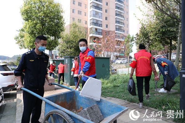 圖為觀山街道愛國衛生運動大掃除活動現場。吳林燚 攝