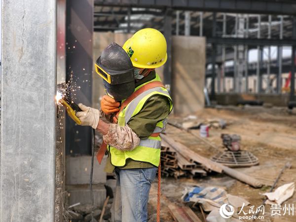 貴州鋼繩（集團）有限責任公司異地技改搬遷項目現場工人抓緊施工。