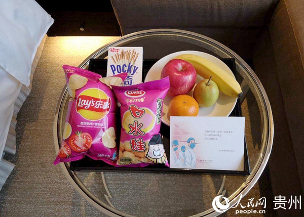 酒店為醫護人員准備的零食水果。貴陽新世界酒店供圖
