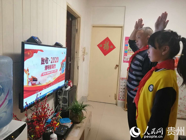 貴陽市一家長和學生自發在網上參與祭奠活動。石傳玨 攝