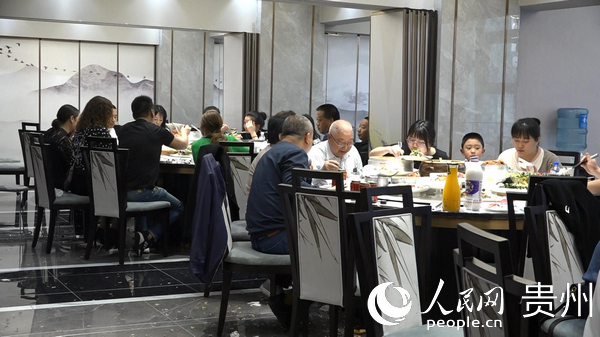 彩陽酒店就餐食客。曹園園 攝