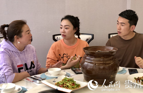 桐梓縣融媒體中心工作人員在彩陽酒店直播現場 。陳桂良 攝