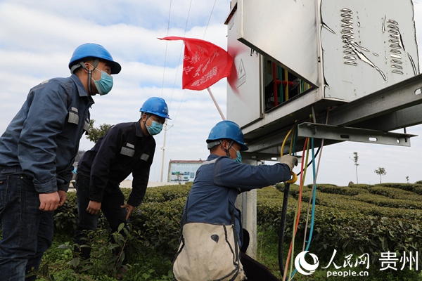 印江供電局員工深入到茶廠對變壓器進行檢查。