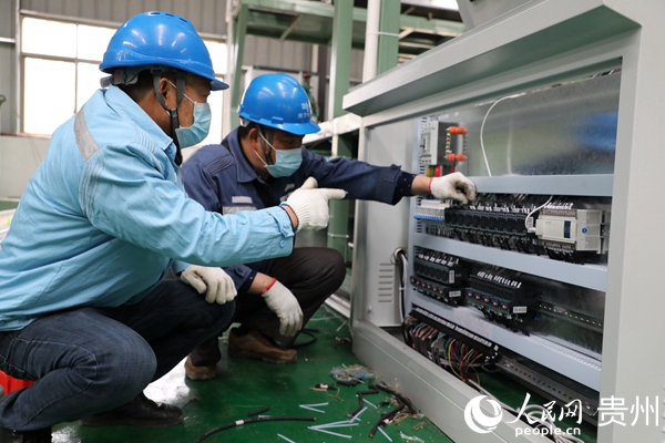 供電員工對茶葉加工廠用電設備進行檢查。