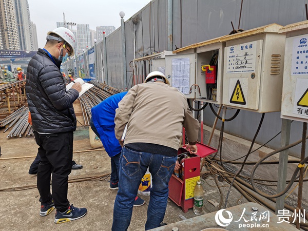 在地鐵3號線花果園段中鐵八局項目檢查。