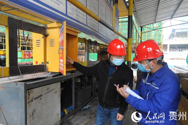 区住建局检查组在工地进行安全检查。陈杨 摄