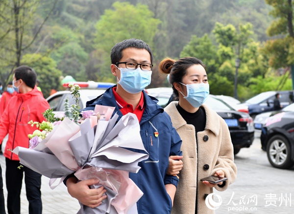 貴州省第七批支援湖北醫療隊隊員們揮別送行人員，陸續離開酒店。葉舒 攝