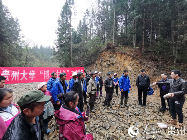 文庭池教授在榕江縣高赧村林下紅托竹蓀種植基地進行技術培訓