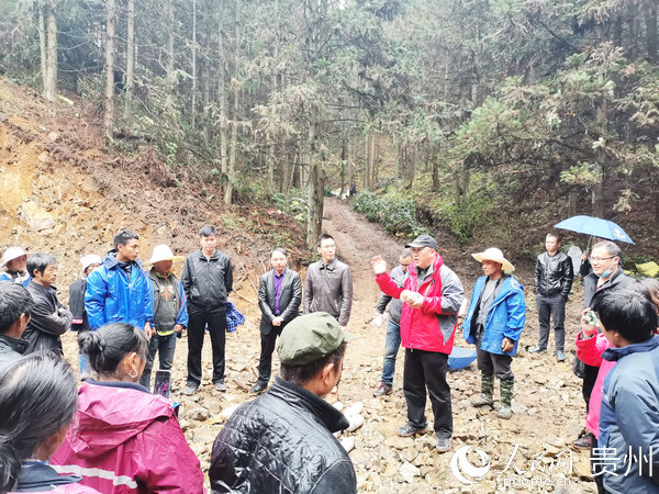 榕江縣副縣長黃劍教授對貧困戶進行發展食用菌產業，增加脫貧增收途徑宣傳