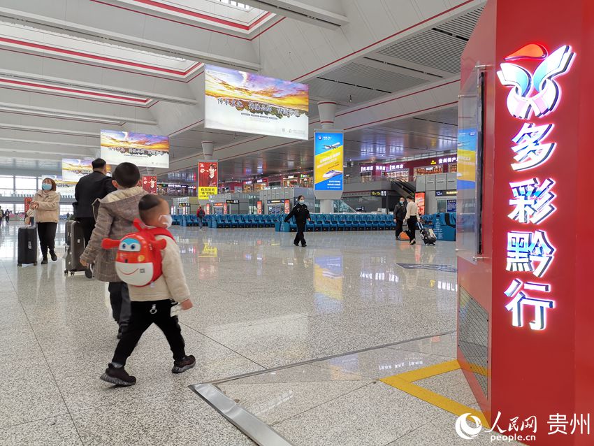 圖為4月5日當天，旅客經過貴陽北站“多彩黔行”服務台。劉江 攝