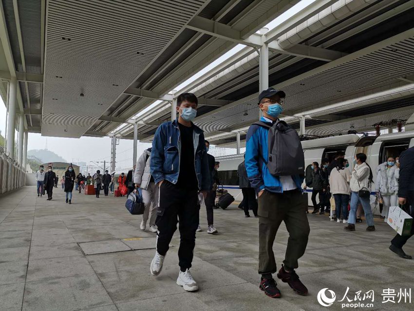 圖為4月5日當天，旅客在貴陽北站28站台進行乘降。劉江 攝