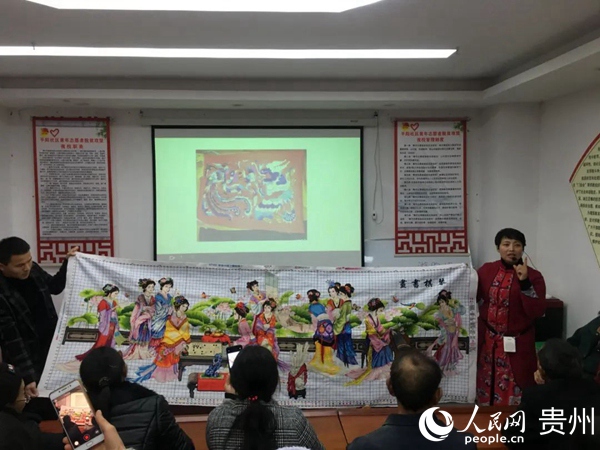 石阡县春晖使者赵春莉老师开展刺绣培训。张羽洪 摄