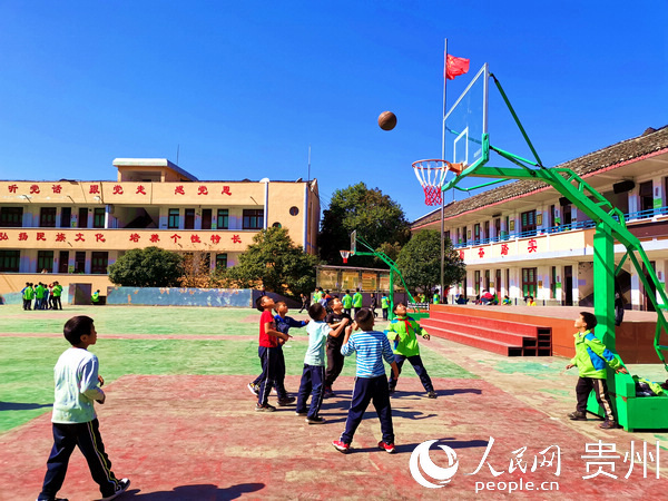 2019年11月，報京鄉中心小學學生在打籃球。徐偉 攝