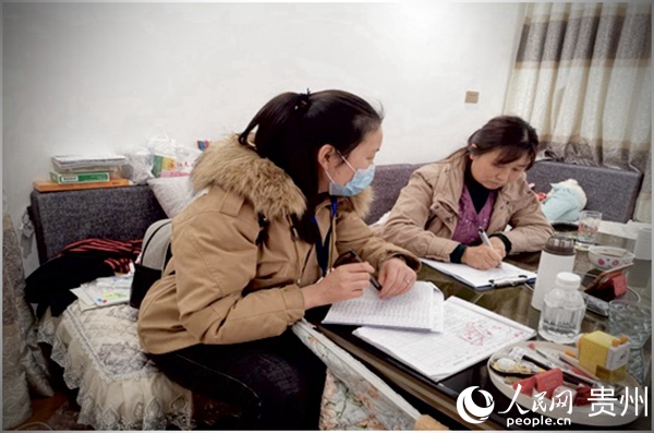  The picture shows the grid workers of Zixing Community making statistics on employment demand in residents' homes. Photographed by Li Wenzhen