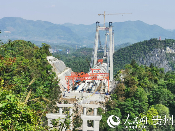 建設中的河閃渡烏江特大橋。韋景全 攝