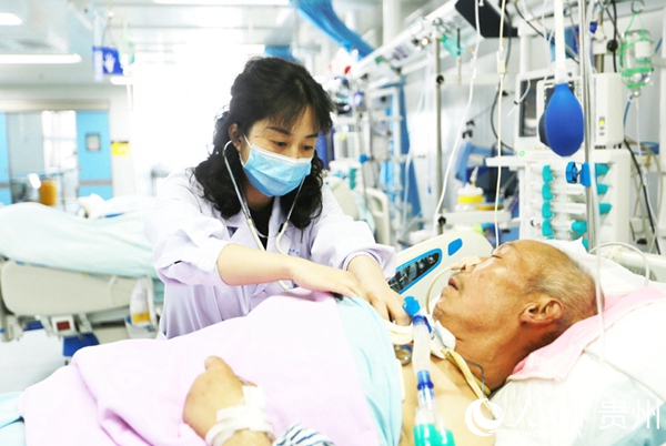 毕节市第一人民医院援鄂医疗队员吉丹丹。周文波 摄