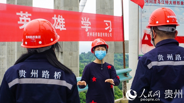 在施工現場，程玉梅醫生講述她的的戰“疫”故事。李宇 攝 