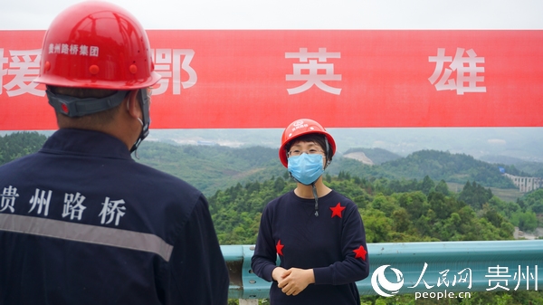 在施工現場，程玉梅醫生講述她的的戰“疫”故事。李宇 攝 