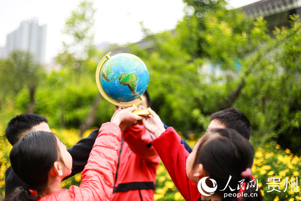 4月22日，在贵州省毕节市黔西县文峰街道湿度公园，该县第一小学的学生共同呵护地球。