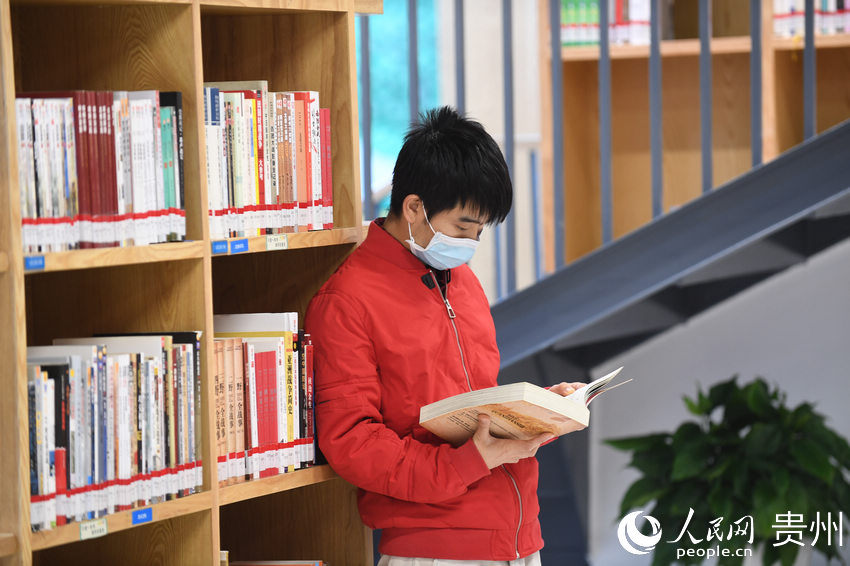 4月22日，在貴州省貴陽市南明區圖書館內，一位讀者正在看書學習。