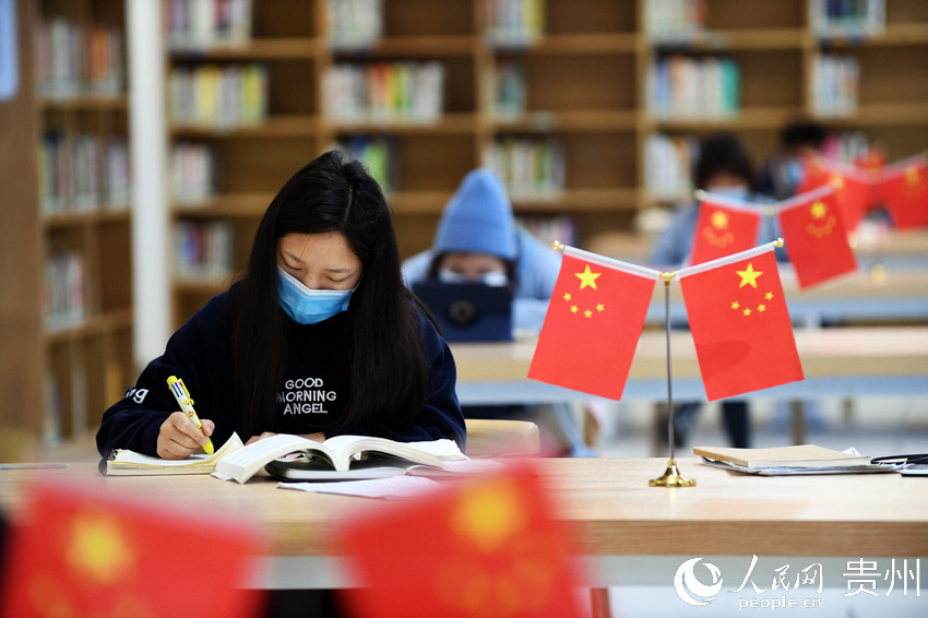 4月22日，不少讀者來到貴州省貴陽市南明區圖書館內看書學習。