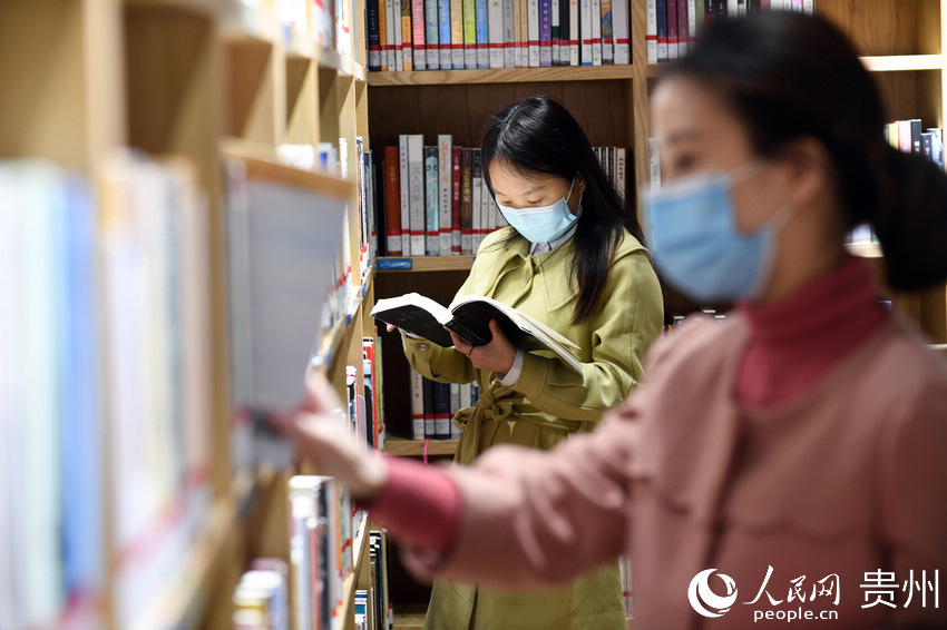 4月22日，讀者正在貴州省貴陽市南明區圖書館內看書學習。