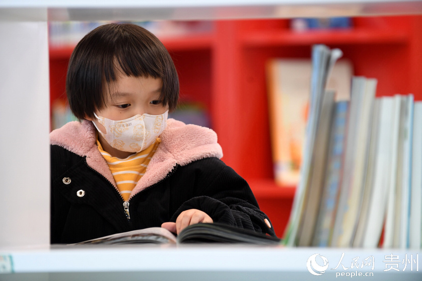 4月22日，一名小讀者正在貴州省貴陽市南明區圖書館內的少兒閱讀區閱讀兒童圖書。