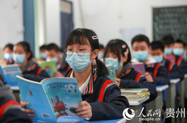 2020年4月23日，貴州省銅仁市玉屏侗族自治縣第一中學的學生在教室裡閱讀。胡攀學 攝