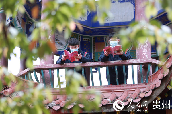 2020年4月23日，貴州省銅仁市玉屏侗族自治縣第一中學的學生在校園裡閱讀。胡攀學 攝