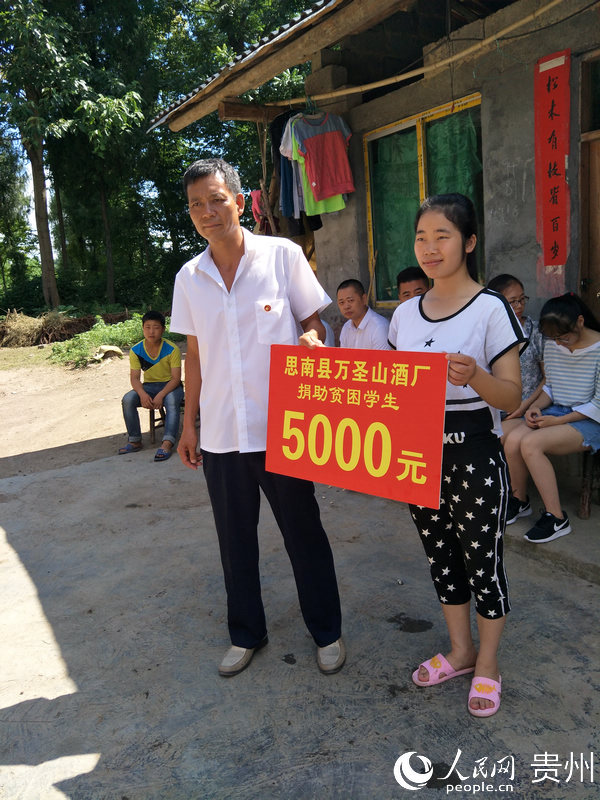 袁海貴（左一）向貧困學生捐款。楊鈺霜 攝