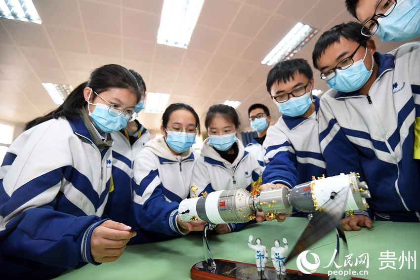 4月24日，貴州省貴陽市第十四中學初三年級的學生正在該校創客基地參觀天宮二號與神舟十一號飛船交會對接模型。