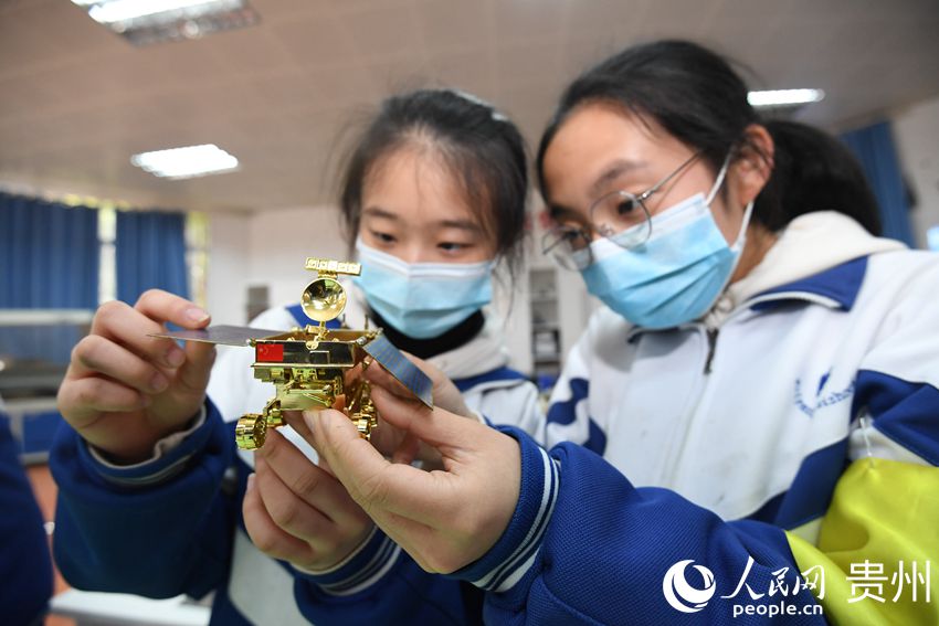 4月24日，貴州省貴陽市第十四中學初三年級的學生正在該校創客基地參觀月球車模型。