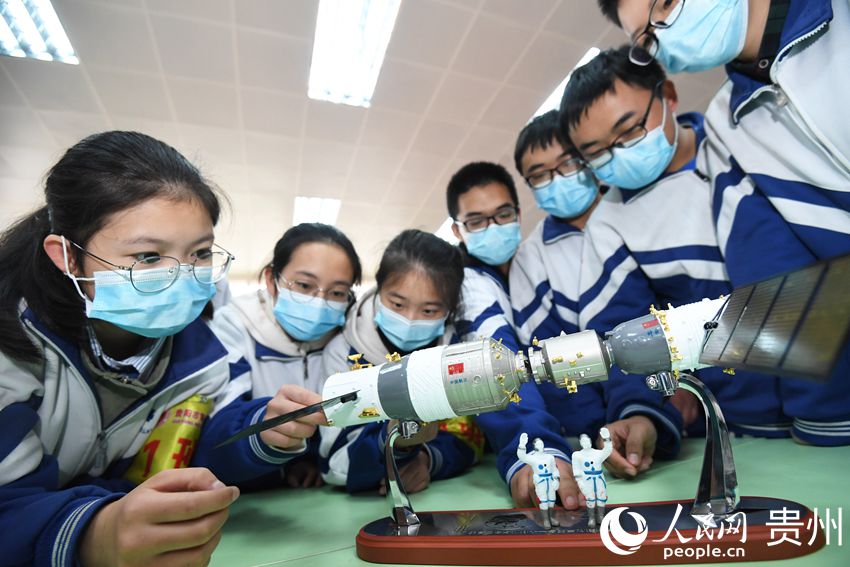 4月24日，貴州省貴陽市第十四中學初三年級的學生正在該校創客基地參觀天宮二號與神舟十一號飛船交會對接模型。