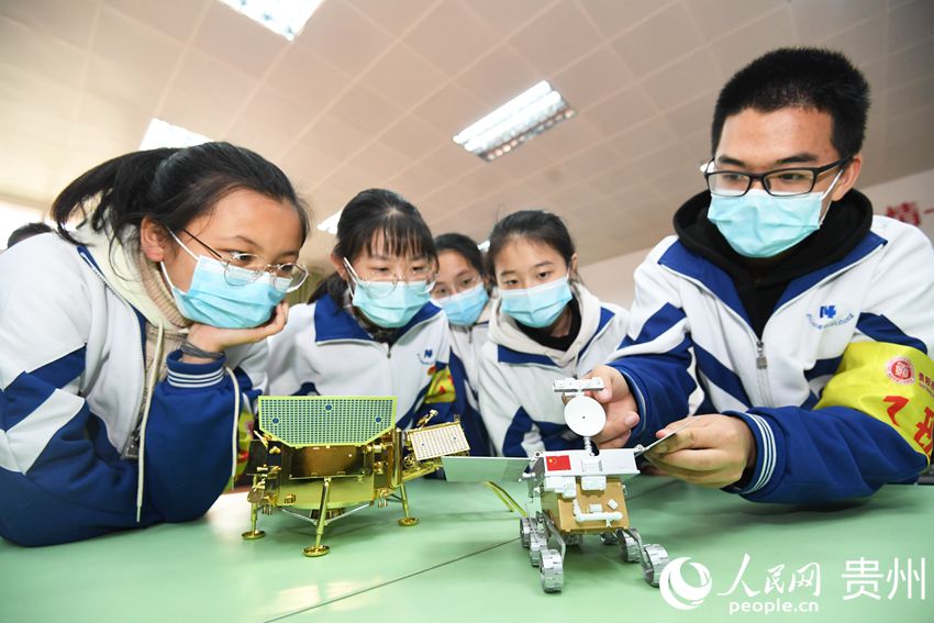 4月24日，貴州省貴陽市第十四中學初三年級的學生正在該校創客基地觀看月球車模型。