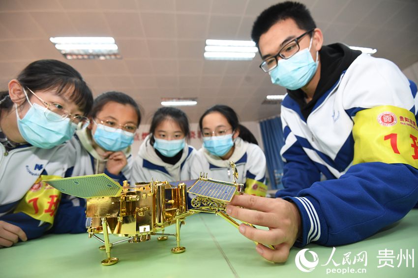 4月24日，貴州省貴陽市第十四中學初三年級的學生正在該校創客基地觀看嫦娥三號月球車模型。