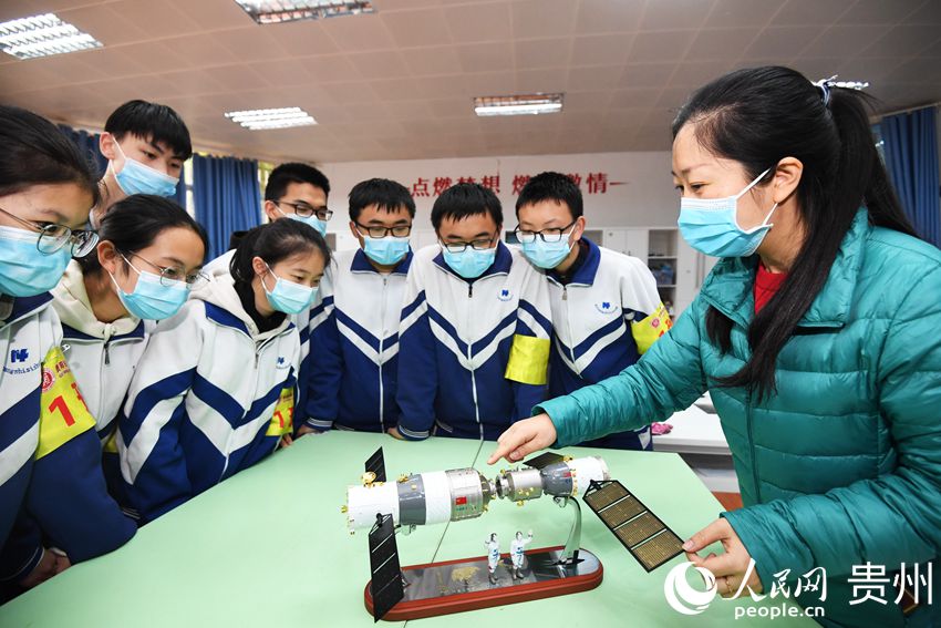 4月24日，貴州省貴陽市第十四中學的老師正在給學生講解航天知識。