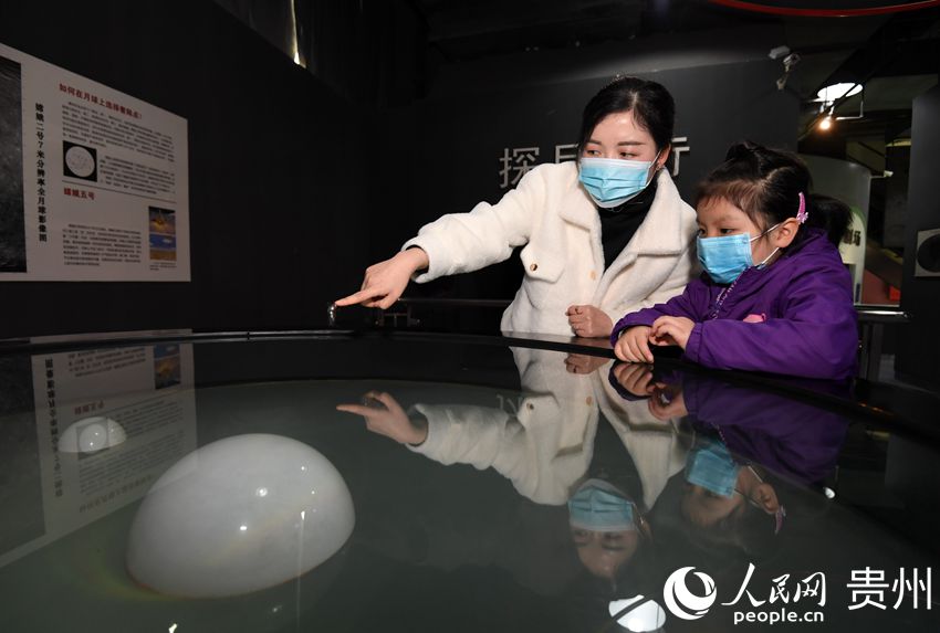 4月24日，在貴州省科技館內，參觀者正在參觀嫦娥探月衛星模型。