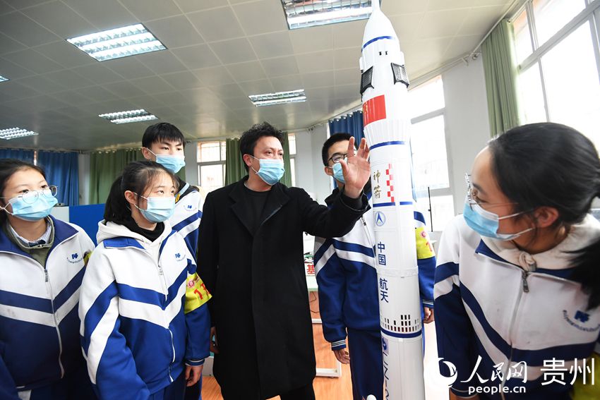 4月24日，貴州省貴陽市第十四中學的老師正在給學生講解航天知識。