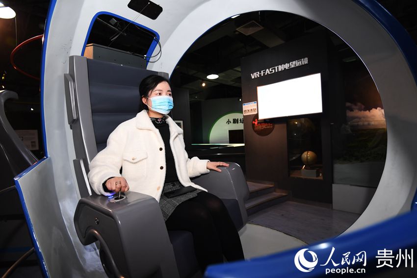 4月24日，一名參觀者正在貴州省科技館內體驗“太陽系探測”。