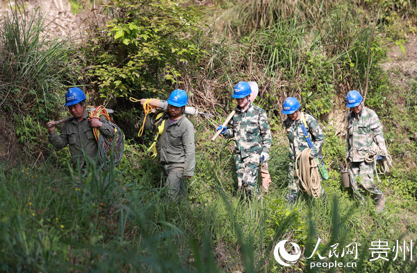 4月24日，在沿河土家族自治縣新景鎮龍山村，來自玉屏侗族自治縣電力脫貧攻堅突擊隊在施工。胡攀學  攝