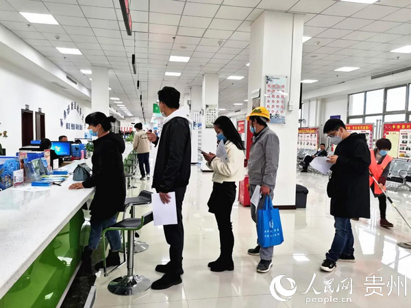 辦事群眾。楊意涵 攝