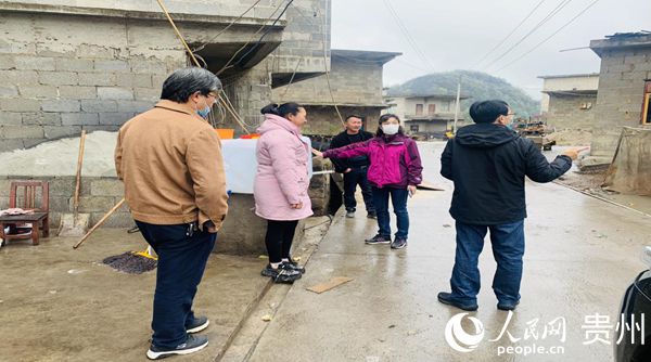 姜瑛在一线为农户解决饮水安全困难.