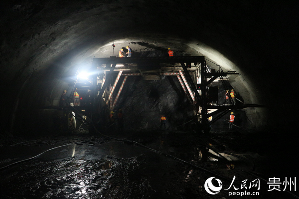 施工人員在隧道內進行掌子面開挖。貴州省交通運輸廳提供