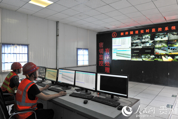 工作人員利用視頻監控平台對桐梓隧道人員流動、設備運行等實時監控。貴州省交通運輸廳提供
