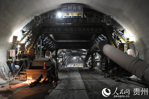 桐梓隧道施工現場，工人正在利用自動澆筑二襯台車進行澆筑。貴州省交通運輸廳提供