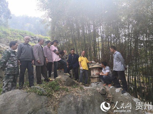 5月2日，沿河自治縣淇灘鎮花園村村民魏萬碧正在給鄉親們傳授養蜂技術。施平 攝