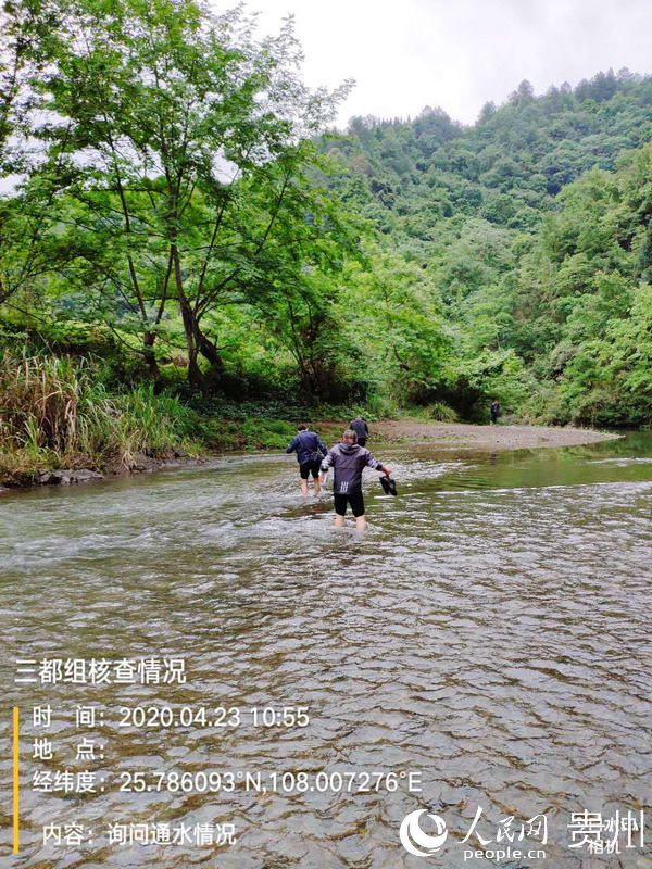 三都組走訪分散供水戶。李浩 攝