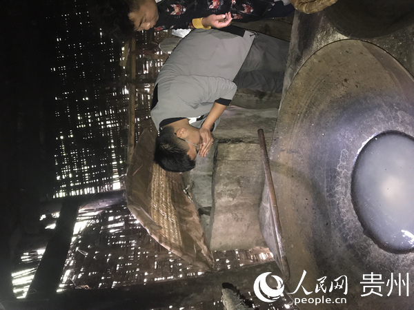 在分散型用水農戶走訪調查中，工作隊員採用“望、聞、問、嘗”方法調查水質情況。李浩 攝