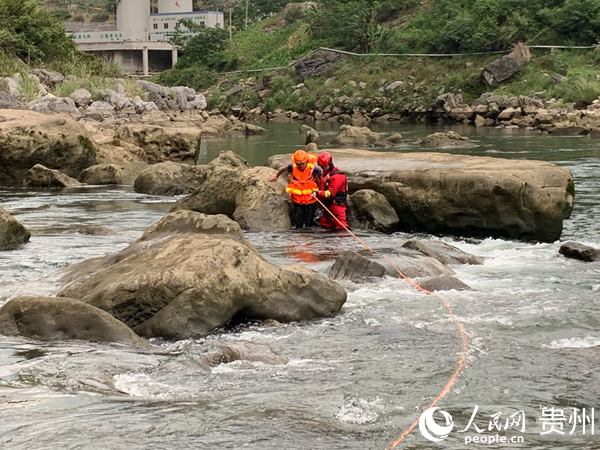 被困男子被救上岸。習水縣消防救援大隊供圖